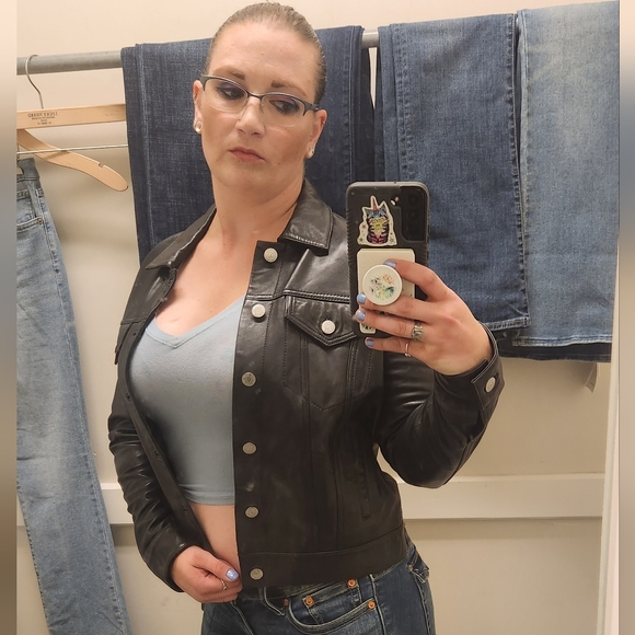 Meet your Posher, Nicki - Picture 2 of 3